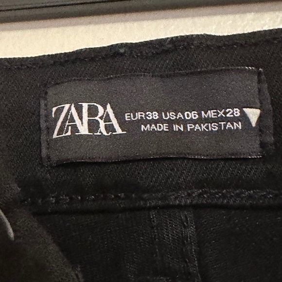 ZARA Black cropped Flared Jeans size 28 - Picture 1 of 3